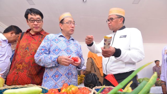 Gubernur Sulsel, Nurdin Abdullah berbincang dengan perwakilan Kementerian Infrastruktur Jepang dan perwakilan Kedubes Jepang saat meninjau rest area Kabupaten Bantaeng, Senin (21/05/2019).