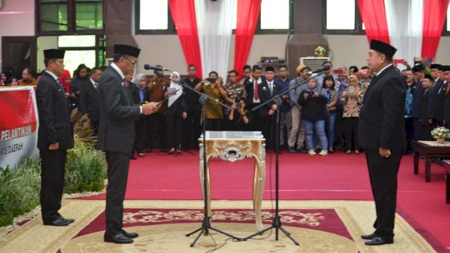Gubernur Sulsel, Nurdin Abdullah melantik Abdul Hayat Gani sebagai Sekretaris Daerah Sulsel, di Ruang Pola Kantor Gubernur Sulsel, Kamis (23/05/2019).