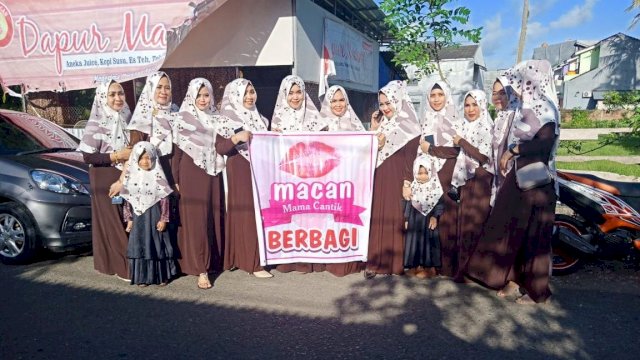 Ibu-ibu yang tergabung dalam komunitas mama cantik mengunjungi Panti Asuhan di Kabupaten Bone, Kamis (23/05/2019).