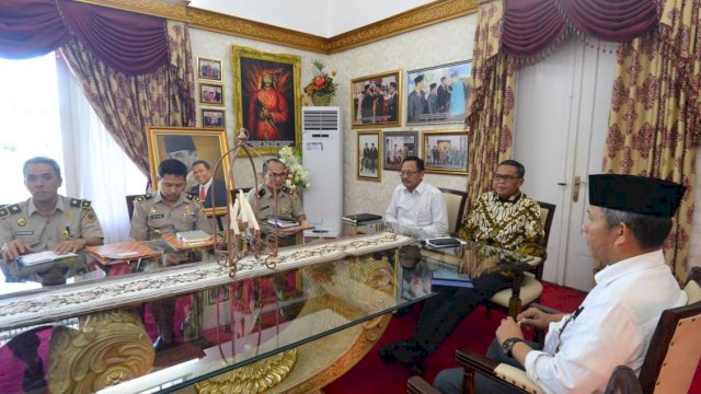 Rapat terbatas membahas Bendungan Pasellorang Kabupaten Wajo, di Rumah Jabatan Gubernur, Kamis (23/05/2019).