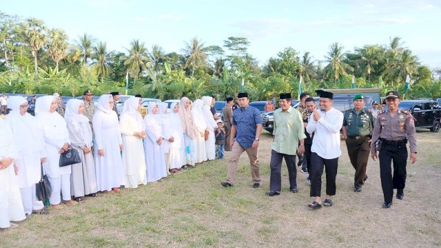 Wakil Gubernur Sulsel, Andi Sudirman Sulaiman didampingi Bupati Soppeng Andi Kaswadi Razak saat safari Ramadhan di Lapangan Takku, Lilirilau, Kabupaten Soppeng, Kamis (23/05/2019).