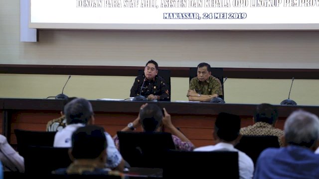 Sekda Sulsel, Abdul Hayat Gani memimpin rapat perdananya dengan mengumpulkan seluruh Organisasi Perangkat Daerah Lingkup Pemprov Sulsel, Jumat (24/05/2019).