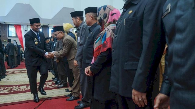 Wakil Gubernur Sulsel, Andi Sudirman Sulaiman menyalami satu persatu pejabat Lingkup Pemprov Sulsel yang baru saja dilantik, di Ruang Pola Kantor Gubernur Sulsel, Senin (27/05/2019).