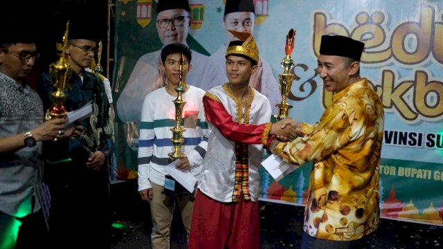 Penyerahan hadiah pemenang lomba Festival Bedug tingkat Provinsi Sulsel, di pelataran Kantor Bupati Gowa, Minggu (26/05/2019).