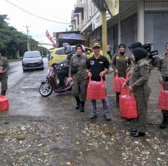 Satpol-PP Kabupaten Bone Bagi-bagi Takjil