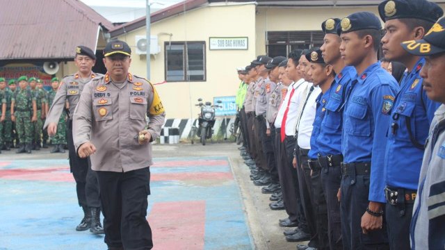 Kapolres Soppeng, AKBP Dedy Dewantho mengecek langsung kesiapan personel pengamanan dan Pelayanan saat Apel gelar pasukan Ops Ketupat 2019, di halaman Mapolres Soppeng, Selasa (28/05/2019).