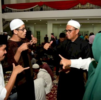 Nurdin Abdullah dan Liestiaty Buka Puasa Bareng 300 Penyandang Disabilitas