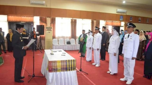 Bupati Soppeng, Andi Kaswadi Razak melantik empat Kepala Desa masa jabatan 2019-2025, di Ruang Pola Kantor Bupati Soppeng, Selasa (28/05/2019).