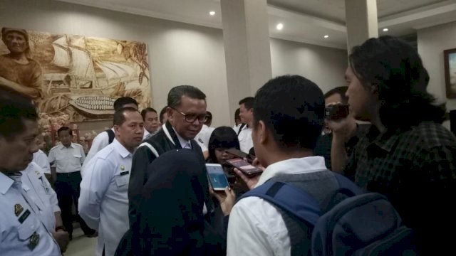 Gubernur Sulsel Nurdin Abdullah diwawancarai awak media usai mengumpulkan seluruh pejabat Eselon II, III Dan IV lingkup Pemprov Sulsel, di Ruang Pola Kantor Gubernur, Rabu (29/05/2019).