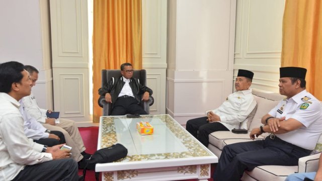 Bupati Luwu Basmin Matayang bersama Wali Kota Palopo Judas Amir menemui Gubernur Sulsel Nurdin Abdullah, di Kantor Perwakilan Gubernur Sulsel, di Palopo, Rabu (29/05/2019).