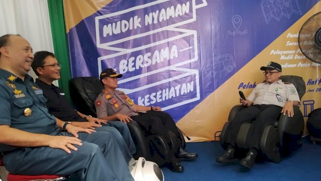 Direktur Teknologi Informasi BPJS Kesehatan, Wahyudin Bagenda meninjau posko mudik di Pelabuhan Soekarno Hatta, Makassar, Rabu (29/05/2019).