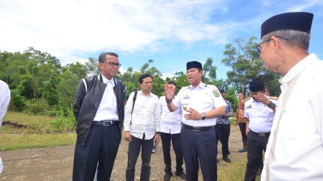 Gubernur Sulsel Prof. Nurdin Abdullah bersama Bupati Luwu Basmin Matayang dan rombongan meninjau kawasan lokasi yang akan dijadikan jalan Poros Luwu - Toraja, di kawasan pemandian Pakkalolo, Kabupaten Luwu, Rabu (29/05/2019).