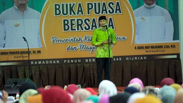 Bupati Gowa, Adnan Purichta Ichsan memberikan sambutan pada buka puasa bersama di Halaman Rujab Bupati Gowa, Kamis (30/05/2019).