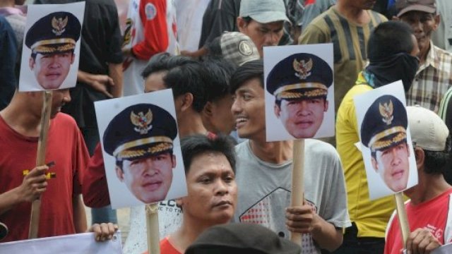 Puluhan Warga Jambi Desak KPK Periksa Wali Kota Sungai Penuh