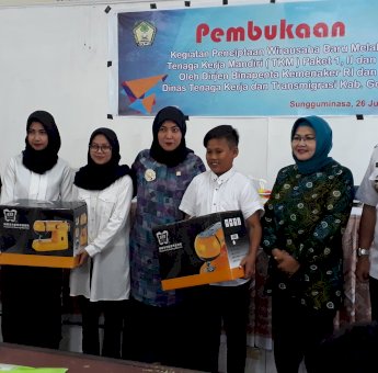 Aliyah Mustika Beri Bantuan 60 Unit Mesin Jahit Ke Kelompok Wirausaha di Gowa