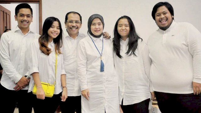 Ilham Arief Sirajuddin (IAS) dan Aliyah Mustika Ilham Bersama keempat putra-putrinya. (Foto: istimewa)