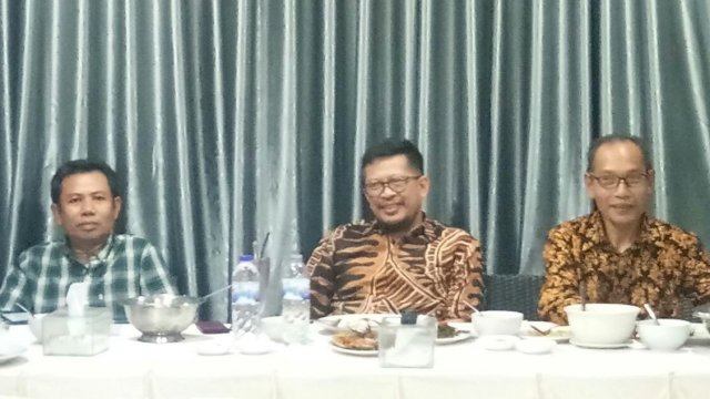 Kepala Dinas Pendidikan Provinsi Sulawesi Selatan, Irman Yasin Limpo (tengah).