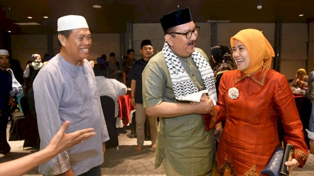 Ketua DPD Partai Demokrat Sulawesi Selatan, Ni'matullah menyalami Anggota DPR RI Aliyah Mustika Ilham, saat buka puasa bersama di Hotel Novotel, Jumat (31/05/2019).