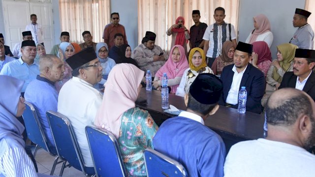 Pertemuan Ilham Arief Sirajuddin bersama Pj Wali Kota Makassar Iqbal Suhaeb dan jajaran Pimpinan SKPD Lingkup Pemerintah Kota Makassar, di Lapas Gunung Sari, Rabu (05/06/2019).