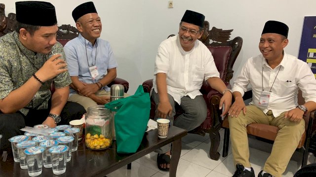Ilham Arief Sirajuddin (IAS) berbincang santai dengan Wakil Wali Kota Palopo Rahmat Basri Bandaso, Anggota DPRD Sulsel Haidar Majid, dan Wakil Ketua DPRD Kota Makassar Adi Rasyid Ali, Jumat (07/06/2019).