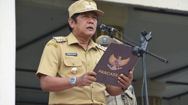 Bupati Soppeng, Andi Kaswadi Razak, memimpin upacara di Halaman Kantor Bupati Soppeng, Senin (10/06/2019).
