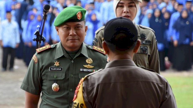Komandan Kodim 1423 Soppeng, Letkol Arm Fajar Catur Prasetyo, memimpin upacara hari kesadaran nasional, di halaman Kantor Bupati Soppeng, Senin (17/06/2019).
