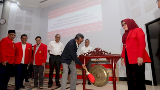 Gubernur Sulsel, Prof. Nurdin Abdullah melepas mahasiswa KKN Profesi Unhas, Selasa (18/06/2019).