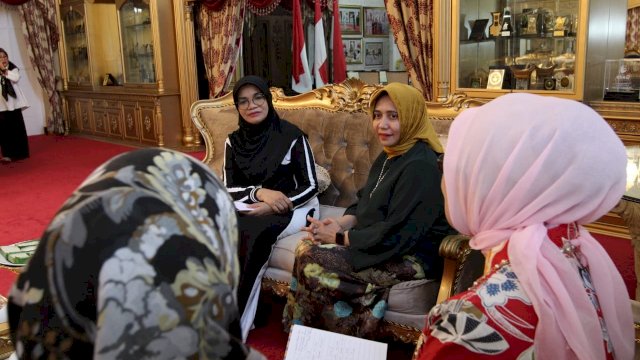 Ketua PKK Provinsi Sulsel Liestiaty F Nurdin, dan Plt PKK Kota Makassar Murni Iqbal berbincang dengan pengurus PKK di Rujab Gubernur Sulsel, Rabu (19/06/2019).