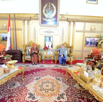 Liestiaty F Nurdin Jamu Rombongan Dekranasda Jambi Dengan Barongko