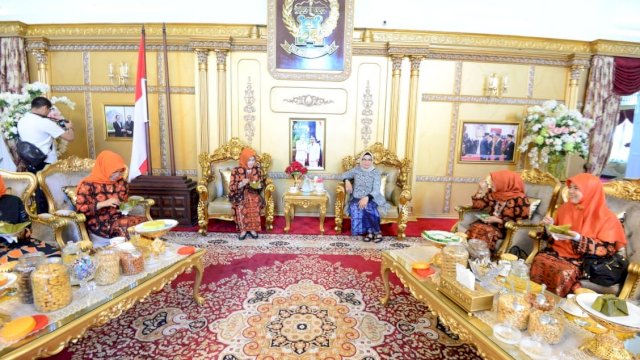 Rombongan Dekranasda Provinsi Jambi menikmati makanan khas Sulsel 'Barongko' di Rumah Jabatan Gubernur Sulsel, Kamis (20/06/2019).