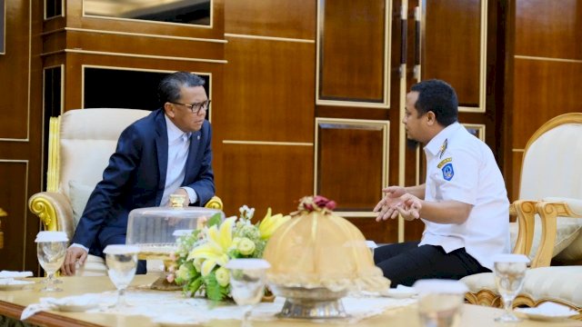 Gubernur Sulawesi Selatan Prof. Nurdin Abdullah, berbincang dengan Wakil Gubernur Sulsel Andi Sudirman Sulaiman, Kamis (20/06/2019).