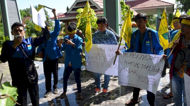 Aksi Demonstrasi PMII di Sekretariat DPRD Kabupaten Soppeng, Kamis (20/06/2019).