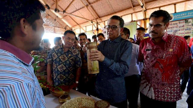 Gubernur Sulsel, Prof. Nurdin Abdullah mengunjungi Perkampungan Kopi diKabupaten Gowa, Kamis (20/06/2019).