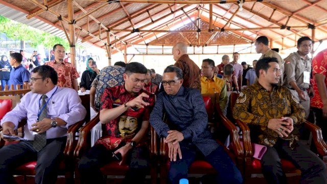 Gubernur Sulsel Nurdin Abdullah, dan Bupati Gowa Adnan Purichta Ichsan, berbincang saat peresmian Kampung Komunitas Kopi Bawakaraeng, di Desa Pallantikang, Kecamatan Pattallassang, Kamis (20/06/2019).