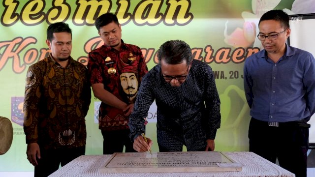 Gubernur Sulsel, Prof. Nurdin Abdullah menandatangani Prasasti Peresmian Kampung Kopi Bawakaraeng, di Desa Pallantikang, Kecamatan Pattallassang, Kamis (20/06/2019).