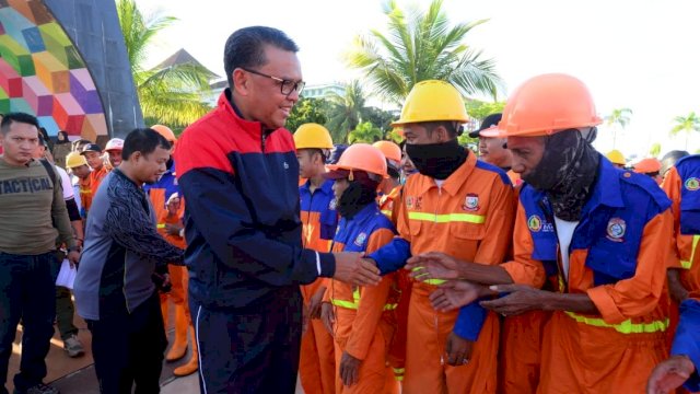 Gubernur Sulsel Prof. Nurdin Abdullah, menyalami petugas kebersihan saat menghadiri acara Sabtu Bersih, di Anjungan Pantai Losari Makassar, Sabtu (22/06/2019).