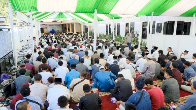 Ribuan warga menghadiri Kajian Akbar Ustadz Khalid Basalamah di Rumah Jabatan Wakil Gubernur Sulsel, Sabtu (22/06/2019).