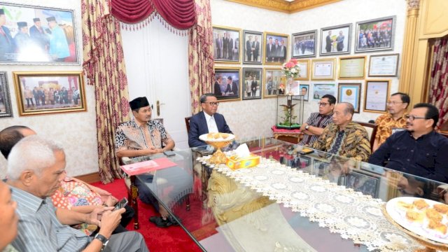 Gubernur Sulsel, Prof. Nurdin Abdullah menerima puluhan Tokoh Masyarakat Luwu Raya di Rujabnya, Sabtu (22/06/2019).