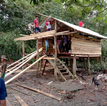 Gelar Aksi Sosial, PMII Bone Bedah Rumah Warga Tidak Mampu