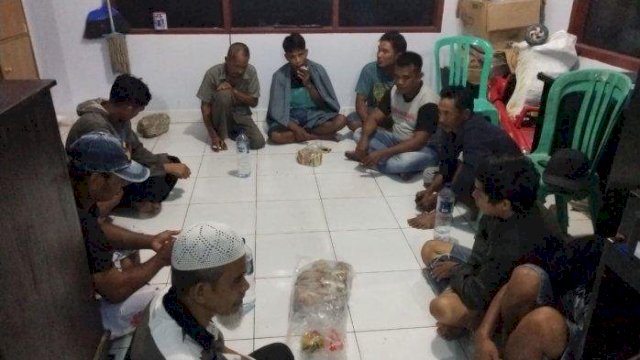 Para pelaku sabung ayam diamankan di Mapolres Bone beserta barang bukti uang jutaan rupiah, Senin (24/06/2019).