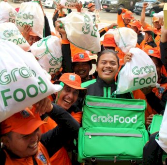 HUT DKI Jakarta ke-492, GrabFood Bagi Paket Sembako ke 500 Pasukan Oranye