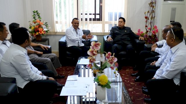 Sekretaris Daerah Provinsi Sulsel, Abdul Hayat Gani menerima Deputi Direktur Wilayah BPJS Ketenagakerjaan Sulawesi dan Maluku, Toto Suharto, di Ruang Kerjanya di Kantor Gubernur Sulsel, Senin (24/06/2019).