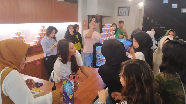 Putri Anang, Aurel melayani pelanggan setia dapur asix, saat meet and greet di Dapur Asix, Jalan R.A Kartini Makassar, Senin (24/06/2019).