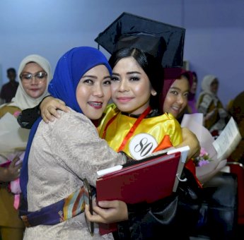 Selesaikan Studi di Unhas, Putri Aliyah Raih Predikat Cum Laude