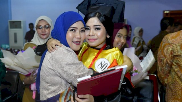 Aliyah Mustika Ilham bersama Putrinya Siti Hamsinah Hairatunnisa, di Baruga Andi Pangerang Pettarani, Universitas Hasanuddin Makassar, Selasa (25/06/2019).