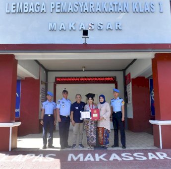 Masih Gunakan Toga, Haera Temui Ayahnya IAS di Lapas Gunung Sari