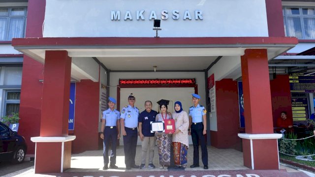 Iham Arief Sirajuddin (IAS) bersama Istri Aliyah Mustika Ilham, dan anaknya Siti Hamsinah Khairatunnisa foto bersama Kepala Lapas Gunung Sari Makassar Budi Sarwono, Selasa (25/06/2019).