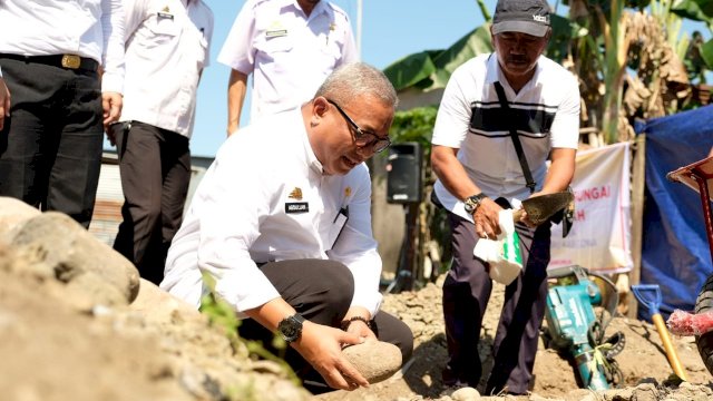 Peletakam batu pertama pembangunan KotaKu di Jalan Palantikang, Kecamatan Somba Opu, Kabupaten Gowa oleh Kepala Dinas Perumahanan Kawasan Permukiman dan Pertanahan Kabupaten Gowa Abdullah Sirajuddin, Rabu (26/06/2019).