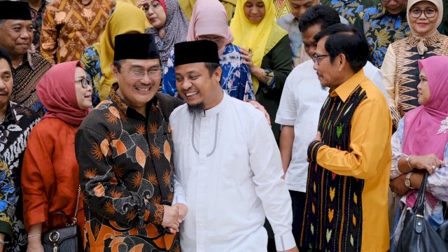 Ketua Ikatan Cendekiawan Muslim Indonesia Prof. Dr. Jimly Asshiddiqie bersama Wakil Gubernur Sulsel, di Baruga Anging Mammiri Rujab Walikota Makassar, Rabu (26/06/2019).