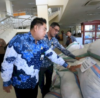Sekprov Sulsel Serahkan Bantuan untuk Delapan Daerah Terdampak Banjir